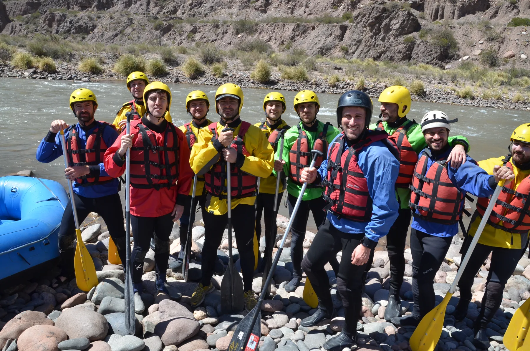 Grupo y balsas de rafting en el entorno del Río Mendoza
