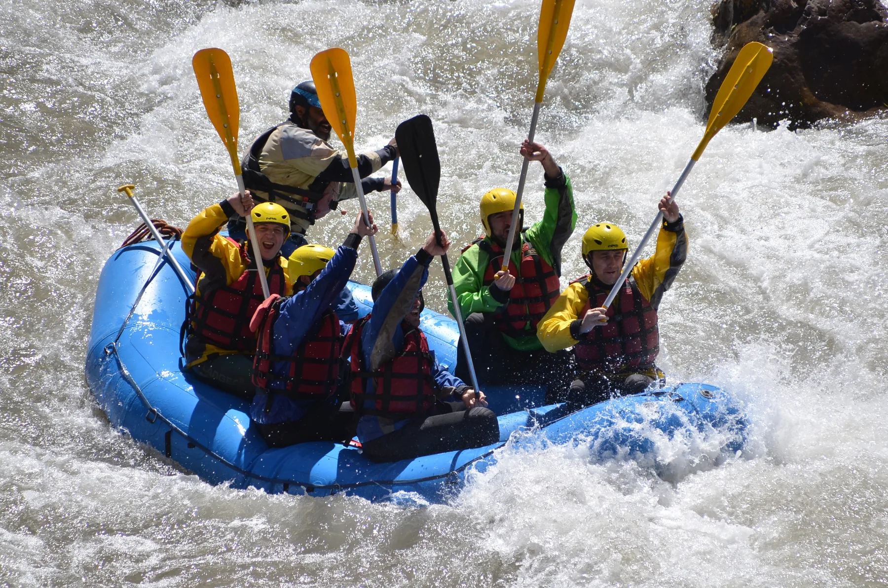 Balsa de rafting avanza entre espuma y rápidos del Río Mendoza