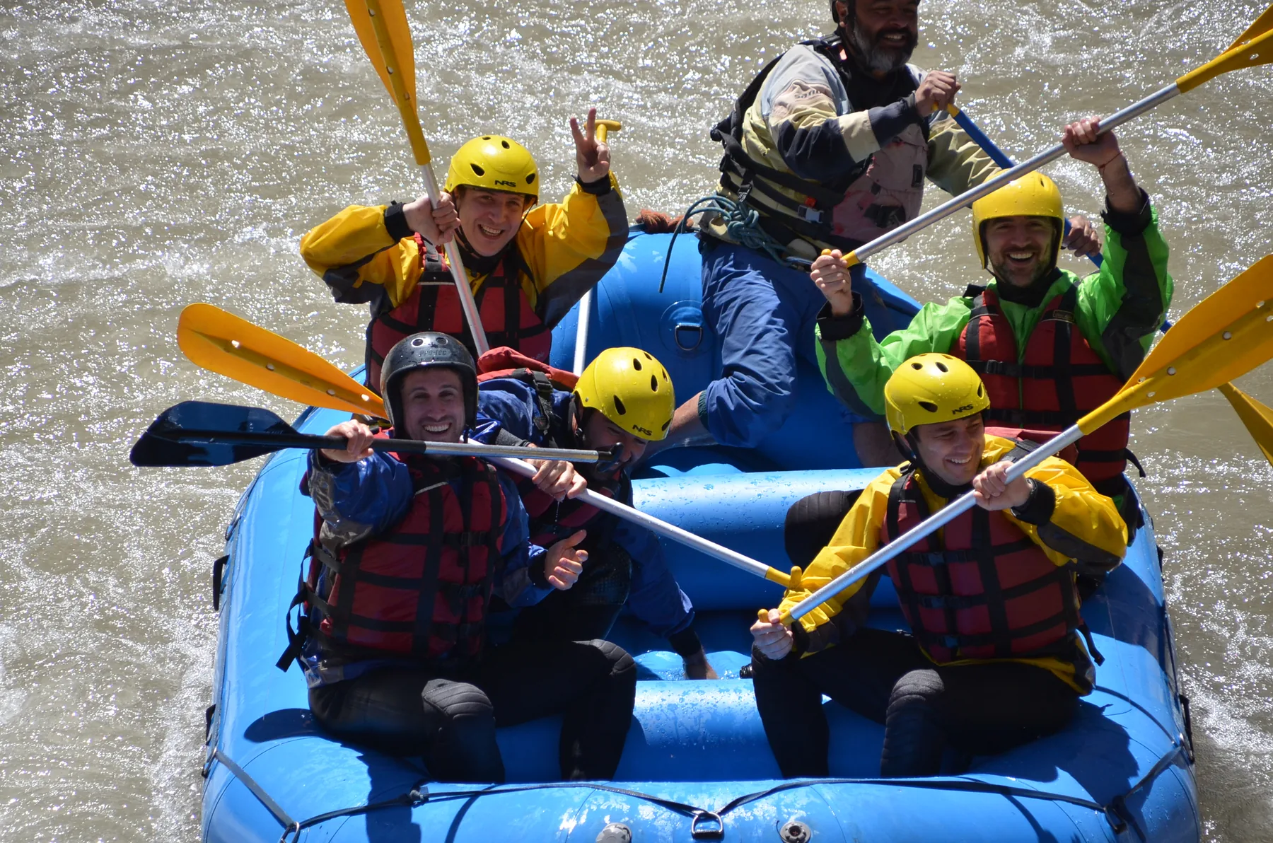 Pasajeros disfrutan los rápidos desde la balsa de rafting