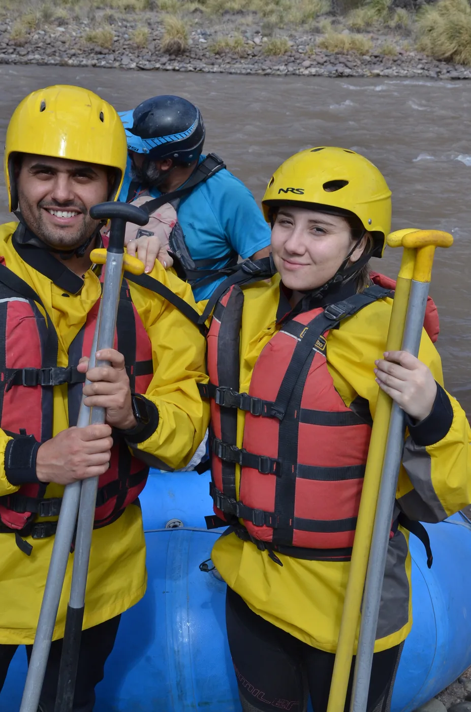 Pasajeros con casco y chaleco durante una salida de rafting