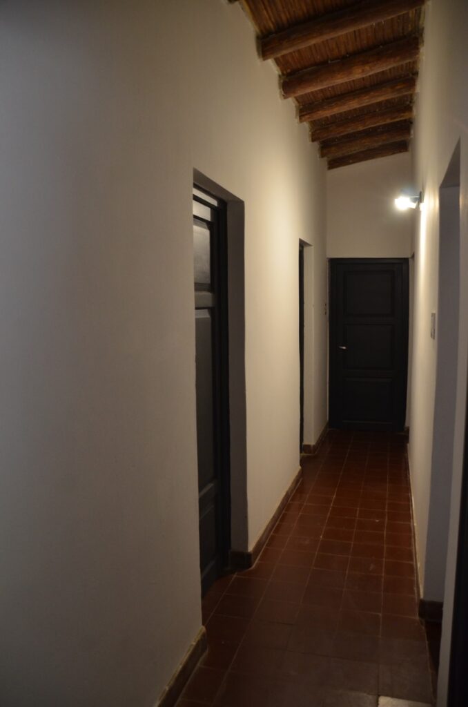 Casa de Fin de Semana en Potrerillos | Ríos Libres Detalle interior de cabaña de alquiler temporario